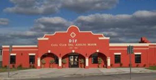 Con talleres distraen a abuelitos en la Casa del Adulto Mayor