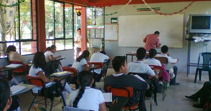Aplican a estudiantes de educación básica segundo examen de evaluación