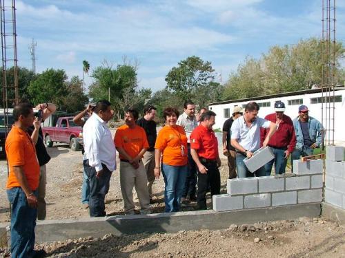 Primera piedra del auditorio Chris Riedel