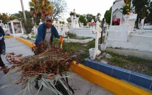 Dan mantenimiento preventivo todo el año a panteones del Municipio