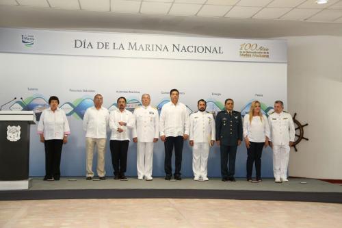 Asiste Alma Laura Amparán a ceremonia del 100 Aniversario del Día de la Marina Nacional