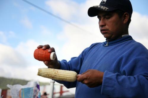 Deportados ganan pisada a comercio informal