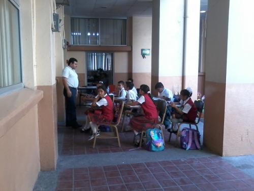 Alumnos toman clases sin luz y agua desde hace tres semanas