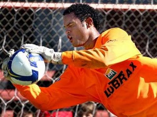 Una historia de fútbol, sexo y sangre conmueve a Brasil