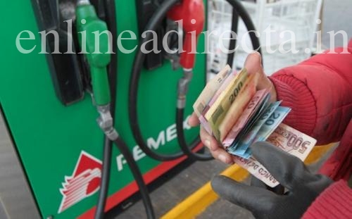 Aumento del precio en la gasolina obliga a ciudadanos a rellenar el tanque de sus autos