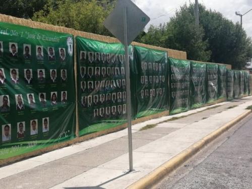 Celebran graduación escolar con distancia