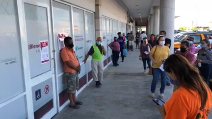 Cientos de ciudadanos acuden por su credencial al INE