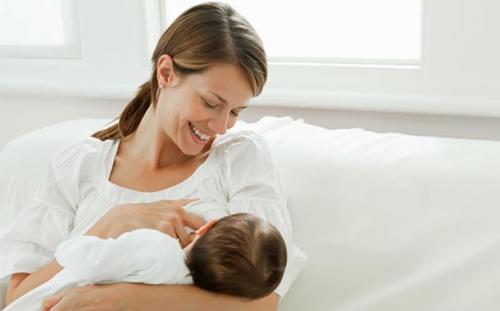 Padecimientos en bebés pueden evitarse con leche materna