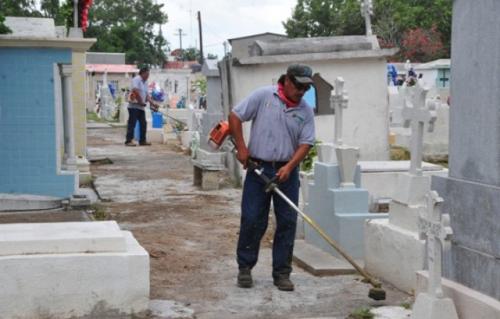 Limpian maleza de panteones a 28 días de los fieles difuntos