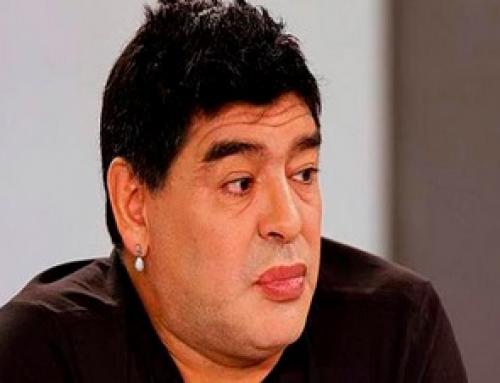 Maradona se pinta los labios y causa polémica en redes sociales