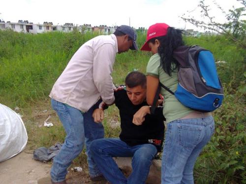 Enfermo mental se atora en canal pluvial y pasa la noche bajo el agua
