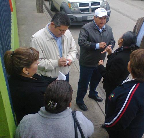 Dos servidores públicos dan atención personalizada a problemas en colonias de Matamoros