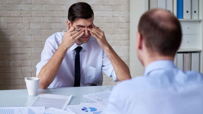 Trabajadores deben atender su salud mental si tienen oficinas tóxicas