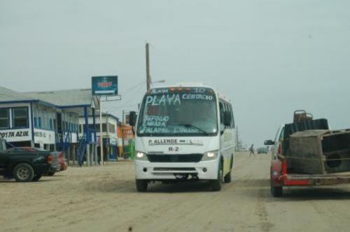 Uniforman a choferes del transporte ejidal y aumenta 20 peseras para la Playa
