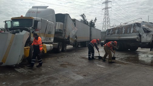 Tráiler realiza maniobra prohibida y ocasiona choque y volcadura