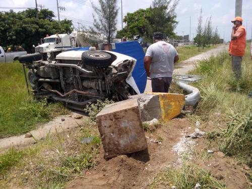 Se vuelca nissan estaquitas en el boulevard Primex
