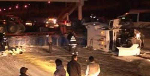 Tráiler se vuelca y tapa el Periférico