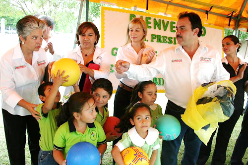 Name entrega material y mobiliario a dos escuelas primarias de Valle Hermoso