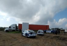 Policía Estatal llevó a cabo el aseguramiento de un tractocamión que transportaba pacas de ropa