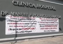 Trabajadores del ISSSTE colocan mantas ante vista de AMLO