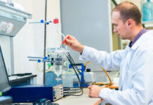 Сientíficos rusos idean una manera de cargar dispositivos móviles con el calor corporal