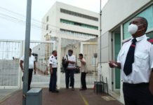 Mujer da a luz a sus gemelos en baño de hospital, los dos bebés fallecieron