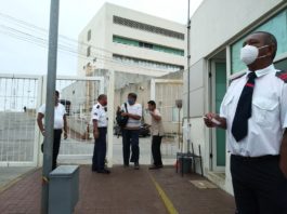 Mujer da a luz a sus gemelos en baño de hospital, los dos bebés fallecieron