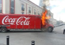 Incendian camión de Coca-Cola ante decomiso de taxis