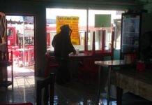 Enjambre de abejas se aglomeran en puesto de gorditas