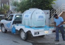 Diputado distribuye agua en colonias