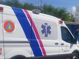 Auxilia unidad médica a persona que cayó en concurrida carretera