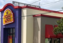Bomberos acuden a conato de incendio en negocio de venta de pollos asados