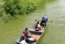 Cae unidad a canal de aguas negras