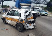 Brutal choque en av. de la Industria, pipa con 20 mil lts. de gasolina impacta taxi, hay 4 heridos