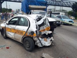 Brutal choque en av. de la Industria, pipa con 20 mil lts. de gasolina impacta taxi, hay 4 heridos