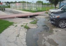 Brotes de aguas negras molestan a vecinos de la Infonavit y la Benito Juárez