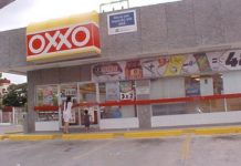 Rateros asaltan a empleados y clientes de tienda de conveniencia