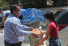 Reparten alimentos entre familias