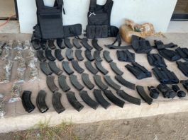 Policía Estatal aseguró una camioneta, 39 cargadores, 1 mil 013 municiones,