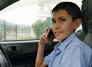 Este hombre dejó de crecer a los 13 años, tiene 35; mira su historia