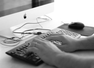 ¿Cómo sentarse correctamente frente a la computadora?