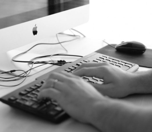 ¿Cómo sentarse correctamente frente a la computadora?