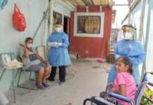 Ante la pandemia del Covid-19, DIF Reynosa acerca los servicios médicos y asistenciales hasta la casa de las familias vulnerables.