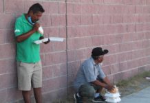 Llevan alimento con migrantes e indigentes