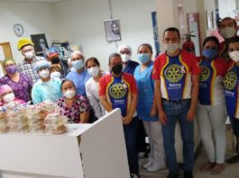 Club Rotario Regatas Tampico entregó alimentos y cubrebocas al personal del Canseco e ISSSTE