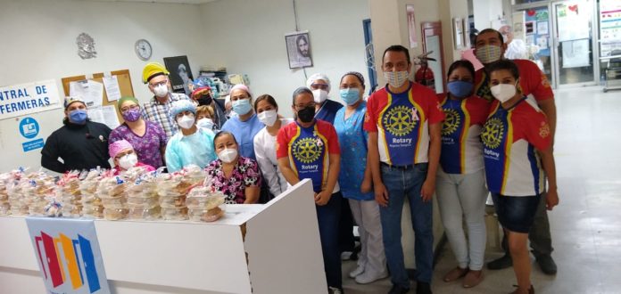 Club Rotario Regatas Tampico entregó alimentos y cubrebocas al personal del Canseco e ISSSTE