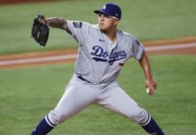 Afición de Dodgers estalla contra mánager tras sacar a Julio Urías en Juego 4