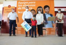 Entregan equipos de cómputo a niños