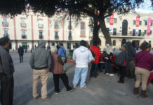 Juntan firman ex braceros para reclamar su dinero.