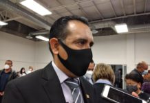 Algunos maestros esperan su pago del salario